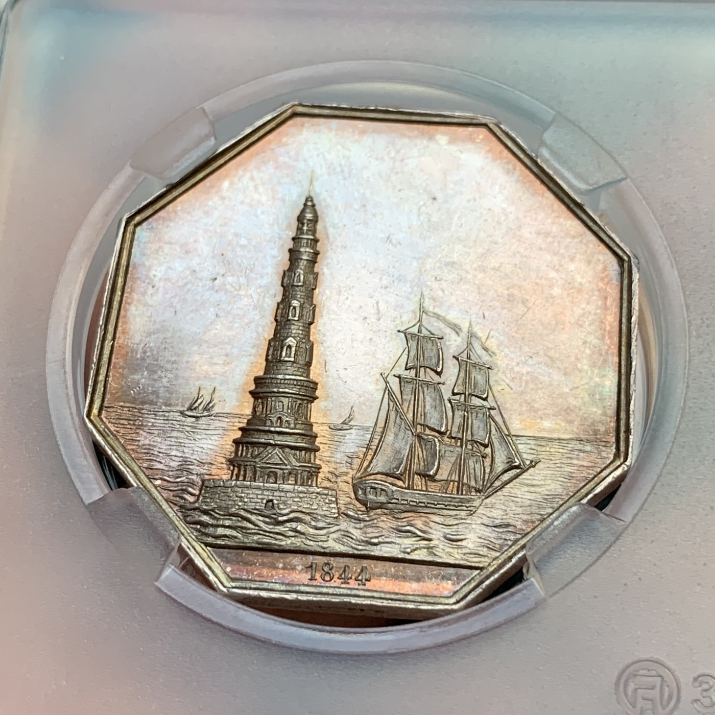 《竞宝斋》八角代币+章牌专场！第182场-周日，周一，周二 3场 (全场包邮) 名誉品法国波尔多吉伦特海事安全协会银质八角代币，高浮雕的科尔杜安灯塔，金黄包浆就像泛着夕阳的海景，油画状态，重20.15克，对边34.6mm，蜜蜂边铭