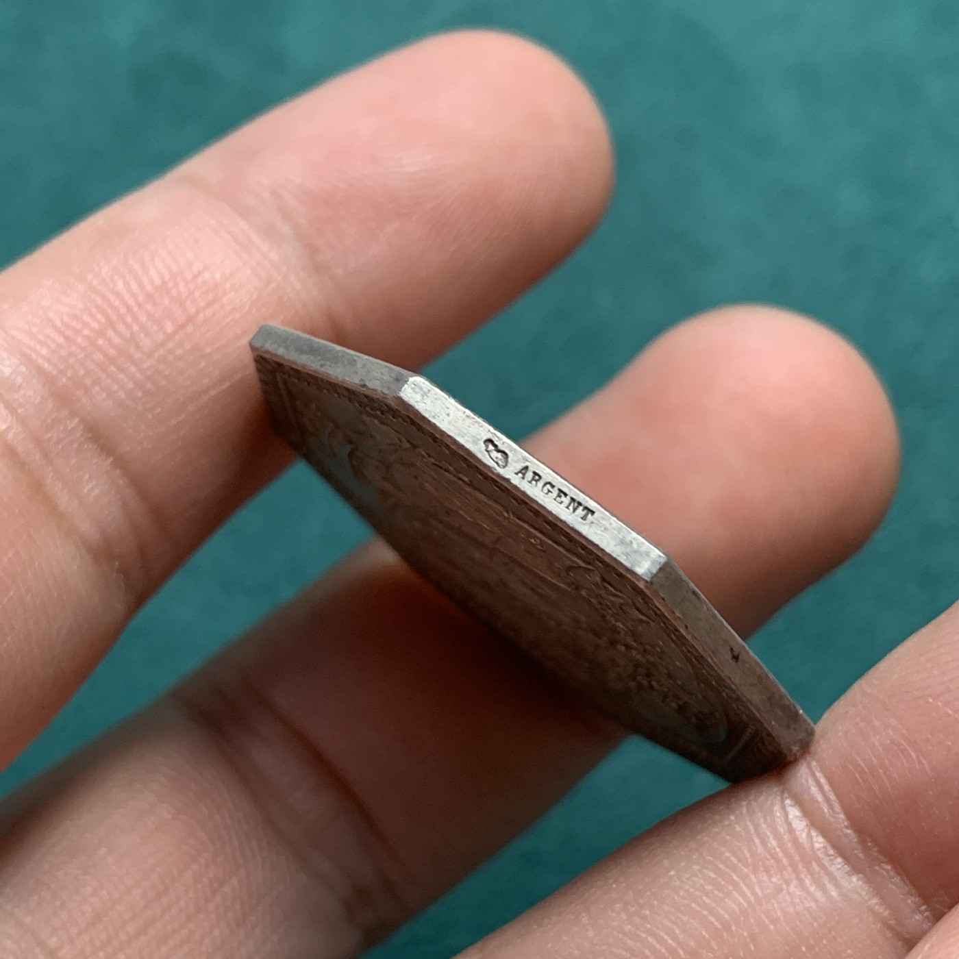 《竞宝斋》八角代币+章牌专场！第182场-周日，周一，周二 3场 (全场包邮) 法国爱情与婚姻纪念八角银质jeton，1727年路易·奥蒙和路易丝·珍妮·杜福特·杜拉斯结婚纪念，设计铸造了此名誉品八角，后19世纪后期到20世纪一直有铸造，此为19世纪后期铸造，丰饶角边铭，重16.94g，33.7mm