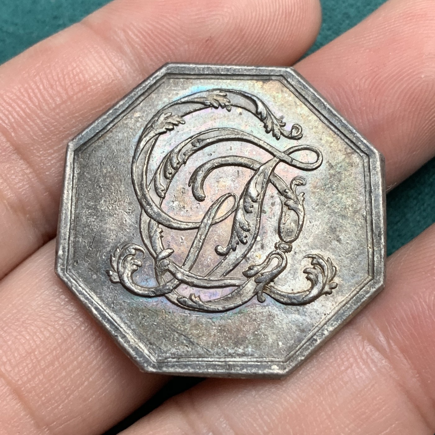 《竞宝斋》八角代币+章牌专场！第182场-周日，周一，周二 3场 (全场包邮) 极少见的18世纪法国带有热尔曼·路易斯·肖维林纹章的八角银质代币，13.99g，33mm，早期无边铭