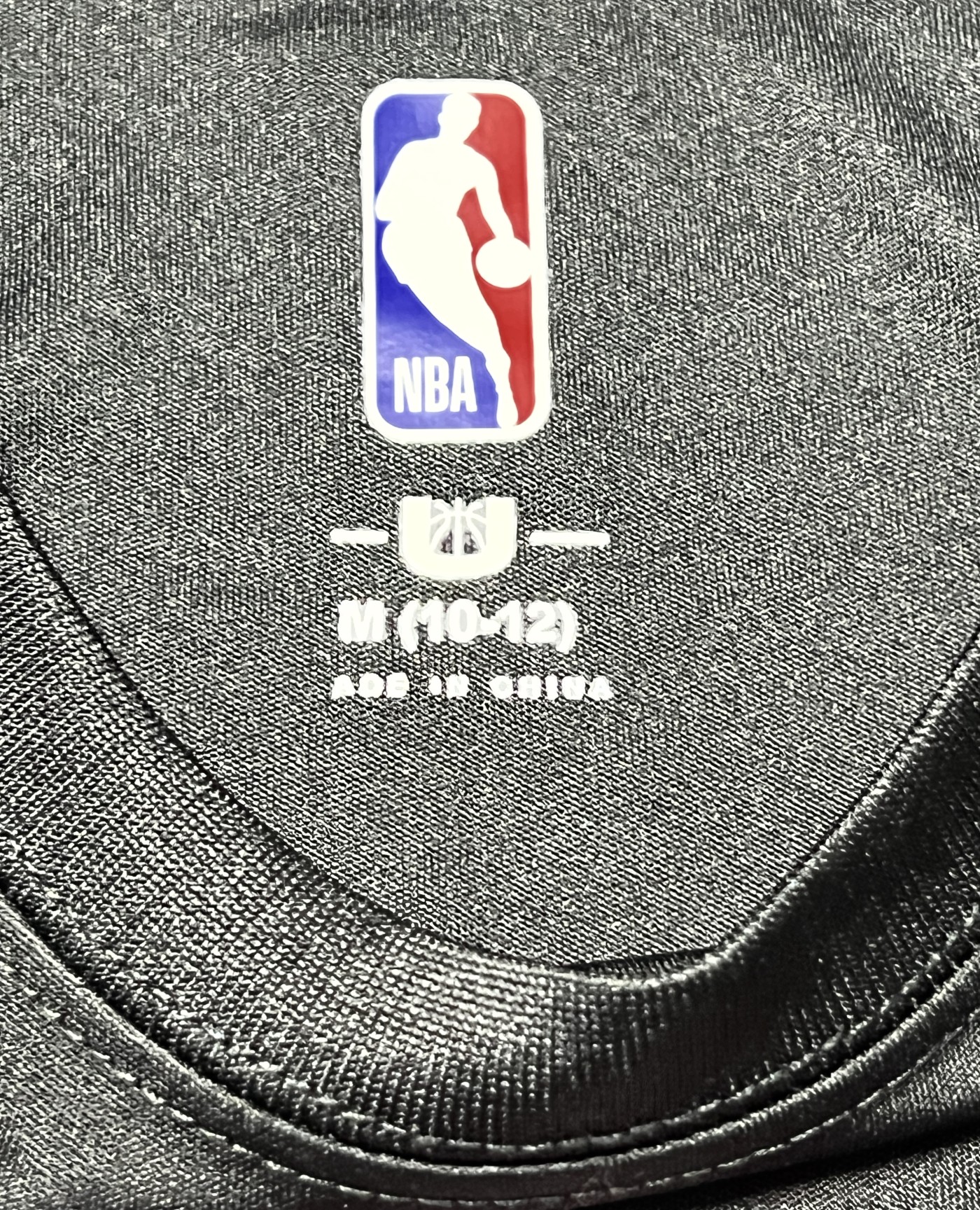 零元拍：战神吉米-巴特勒亲笔签名NBA官方迈阿密热火儿童关怀T恤，极其稀有红色墨迹一如这个赛季的迈阿密一样火热，当然不要错过！