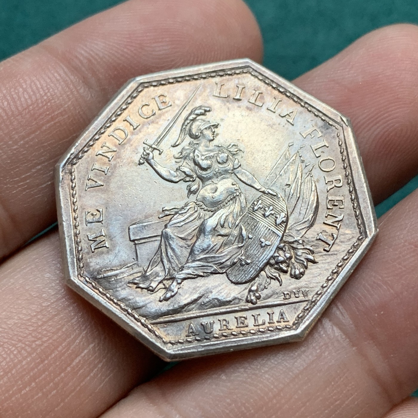 《竞宝斋》八角代币+章牌专场！第182场-周日，周一，周二 3场 (全场包邮) 法国八角银质代币，1786年奥尔良市政厅，市长弗朗索瓦·安塞尔姆·克里尼翁·德邦瓦莱的家族纹章和背面的戎装圣女贞德，14.21g，32.6mm，早期无边铭