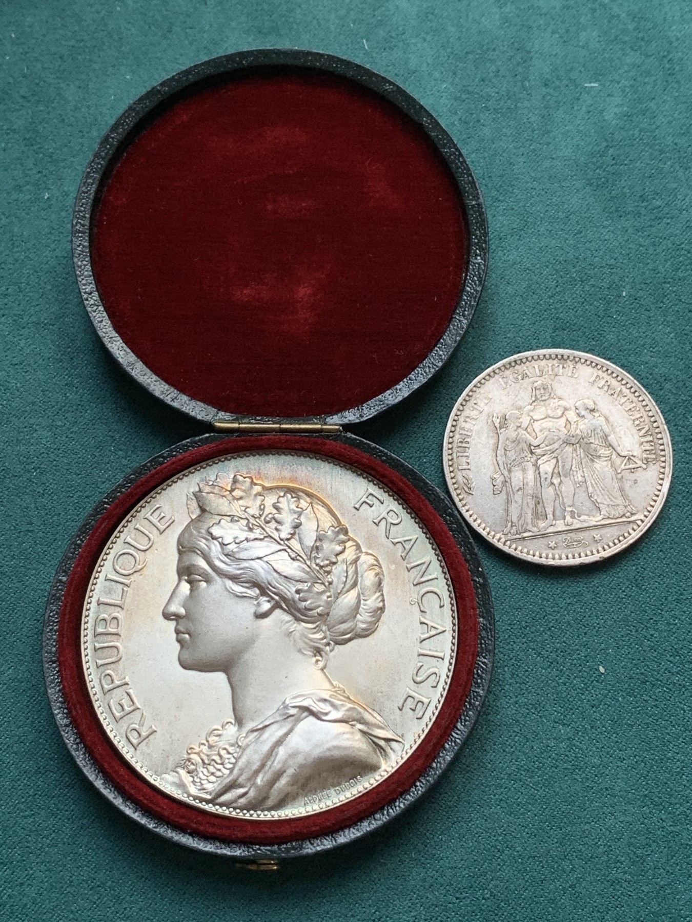 《竞宝斋》八角代币+章牌专场！第182场-周日，周一，周二 3场 (全场包邮) 法国玛丽安娜农业银章，92.42g，57.3mm，丰饶角边铭，品相完好，丝绸底光