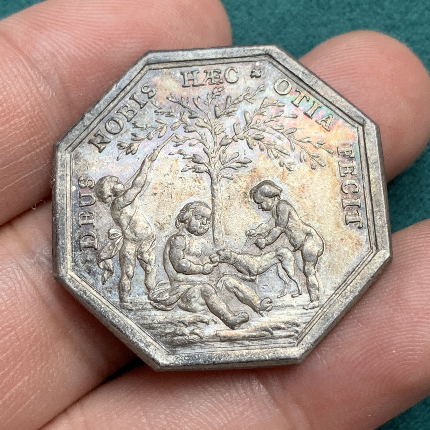 《竞宝斋》八角代币+章牌专场！第182场-周日，周一，周二 3场 (全场包邮) 极少见的18世纪法国带有热尔曼·路易斯·肖维林纹章的八角银质代币，13.99g，33mm，早期无边铭