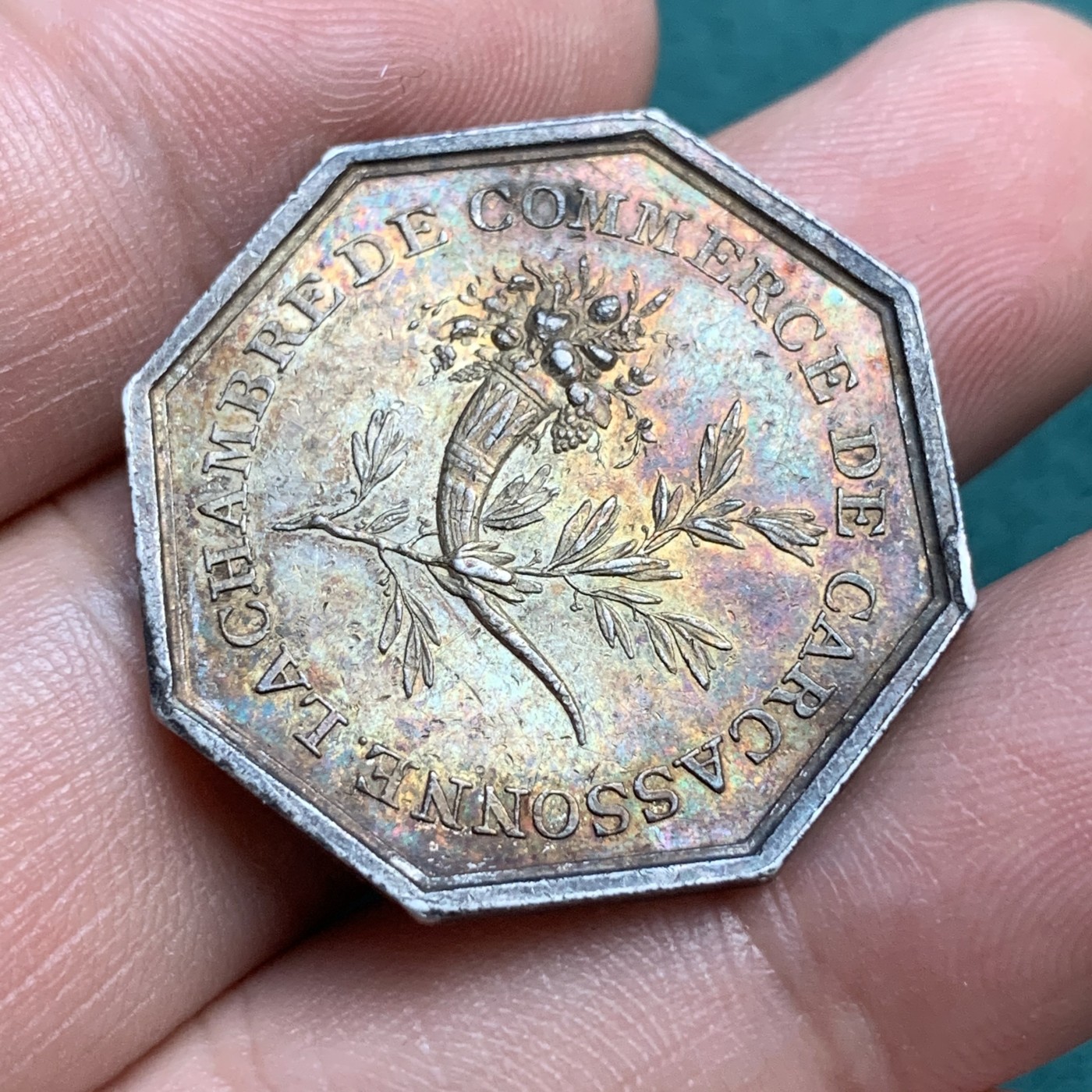 《竞宝斋》八角代币+章牌专场！第182场-周日，周一，周二 3场 (全场包邮) 法国卡尔卡松商会八角银质代币，10.12g，29.3mm，早期无边铭，五彩包浆，少见品种