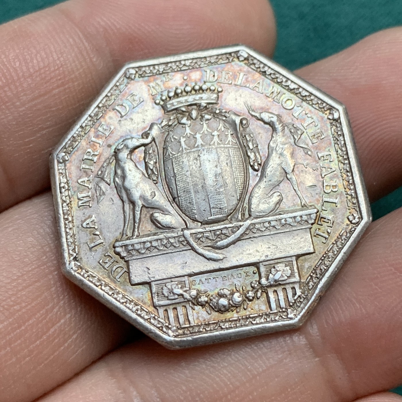 《竞宝斋》八角代币+章牌专场！第182场-周日，周一，周二 3场 (全场包邮) 法国十八世纪早期八角银质代币，13.61g，31.7mm，布列塔尼地区雷恩市政厅，带有市长伊夫·德拉莫特-法布莱特的纹章