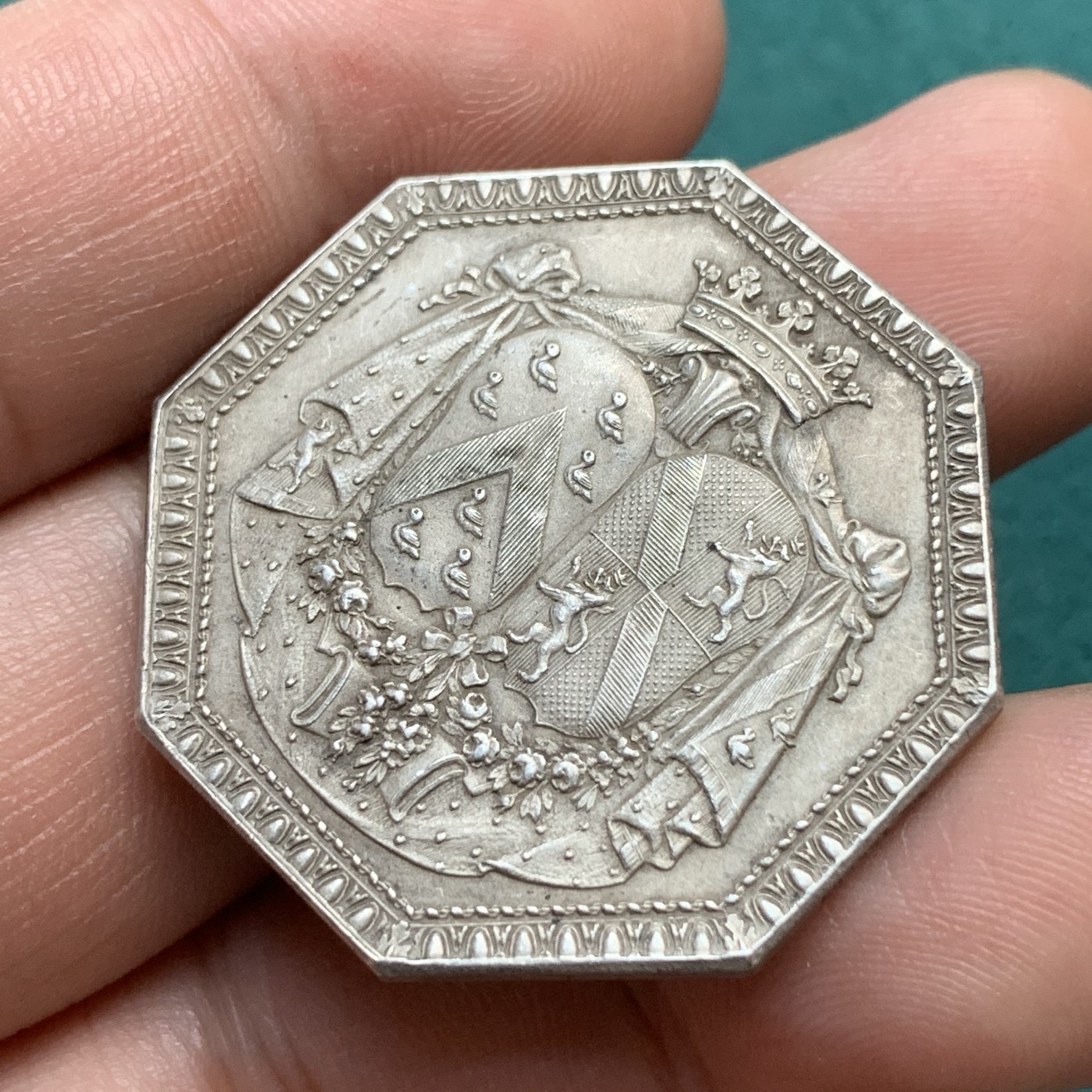 《竞宝斋》八角代币+章牌专场！第182场-周日，周一，周二 3场 (全场包邮) 法国爱情与婚姻纪念八角银质jeton，1727年路易·奥蒙和路易丝·珍妮·杜福特·杜拉斯结婚纪念，设计铸造了此名誉品八角，后19世纪后期到20世纪一直有铸造，此为19世纪后期铸造，丰饶角边铭，重16.94g，33.7mm