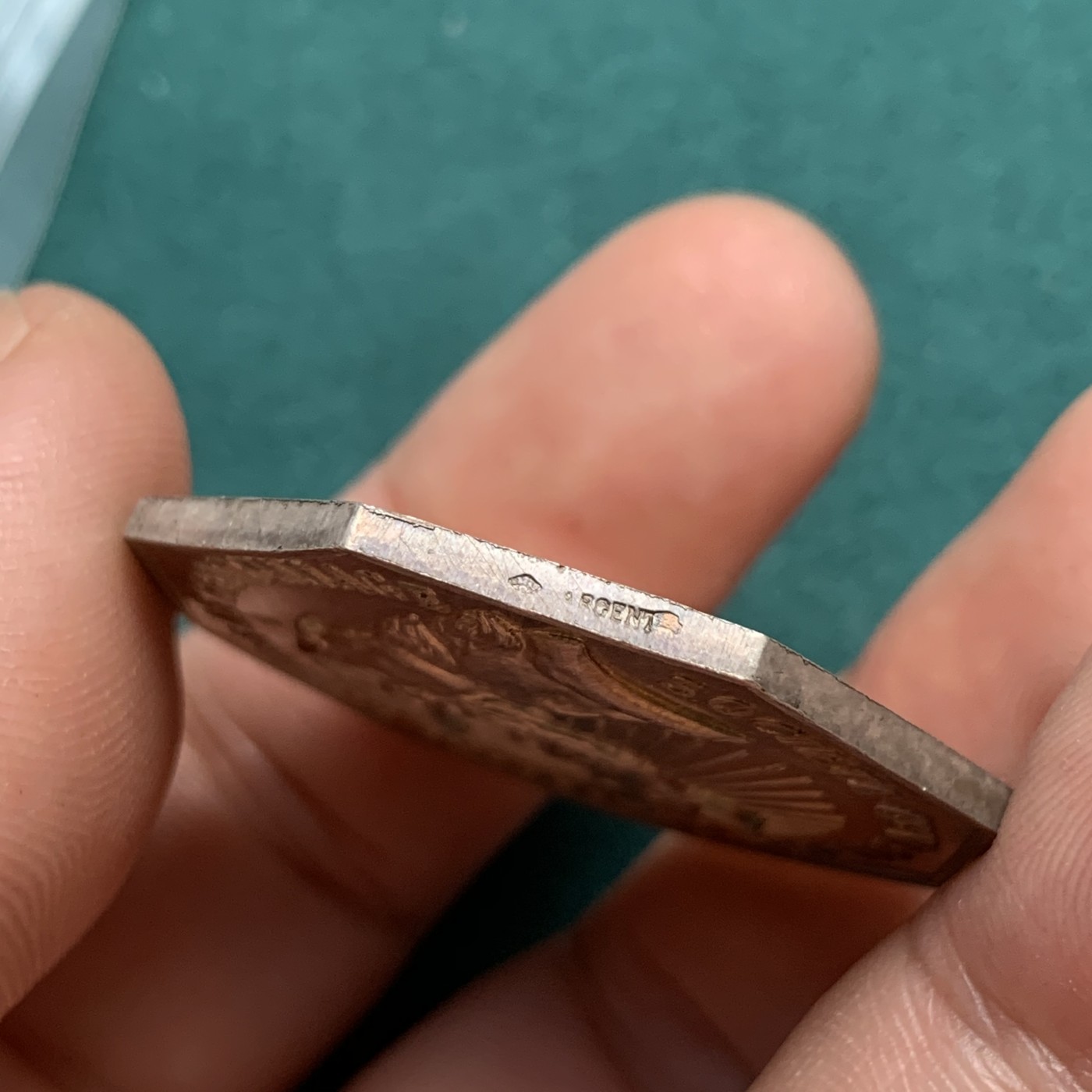 《竞宝斋》八角代币+章牌专场！第182场-周日，周一，周二 3场 (全场包邮) 法国1876年猎人反盗猎协会八角银质代币，正面为猎人保护神圣休伯特的雄鹿，背面空白留给会员刻上自己名字，21.19g，36.3mm，菱形+银标，含银95%，首见品种，带初铸纹，未流通