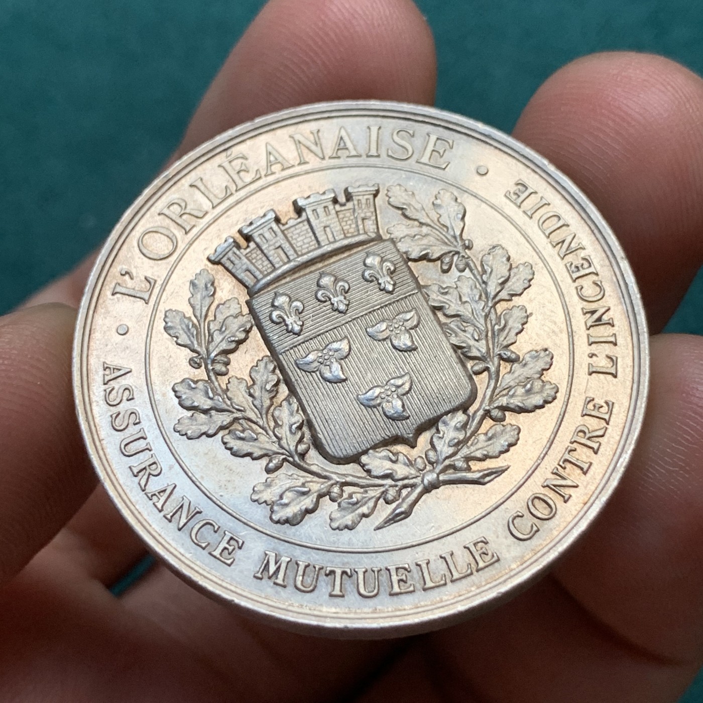 《竞宝斋》八角代币+章牌专场！第182场-周日，周一，周二 3场 (全场包邮) 法国欧莱雅保险公司银质代币，23.33g，37.7mm，丰饶角边铭