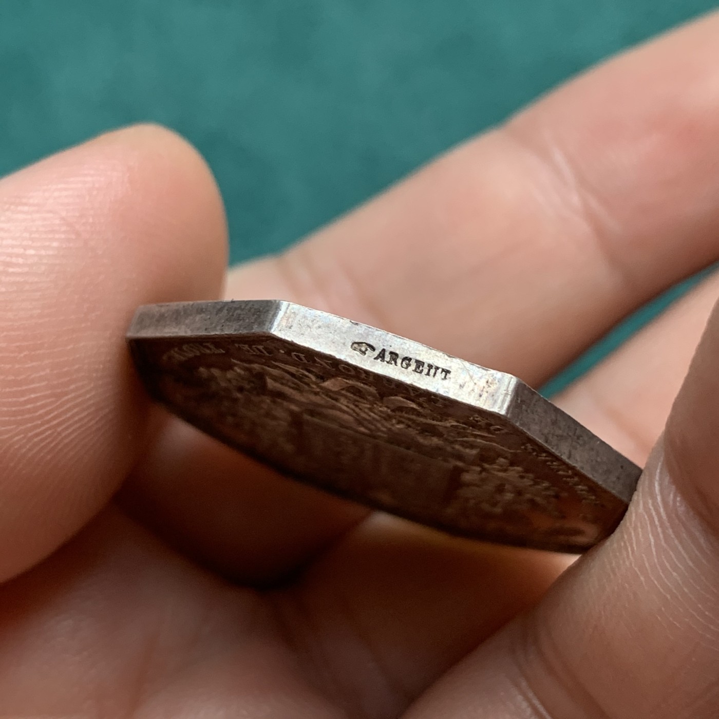 《竞宝斋》八角代币+章牌专场！第182场-周日，周一，周二 3场 (全场包邮) 少见的法国特鲁瓦地区公证人八角银质代币，13.74g，30.5mm，手指边铭，黄油彩