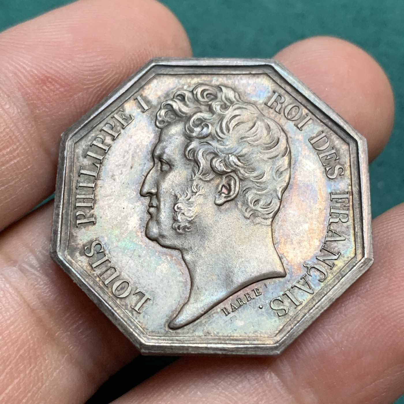 《竞宝斋》八角代币+章牌专场！第182场-周日，周一，周二 3场 (全场包邮) 法国1832-1841菲利普头像 奥尔良商会 银质八角代币，13.65克32毫米 神灯边铭 包浆不错