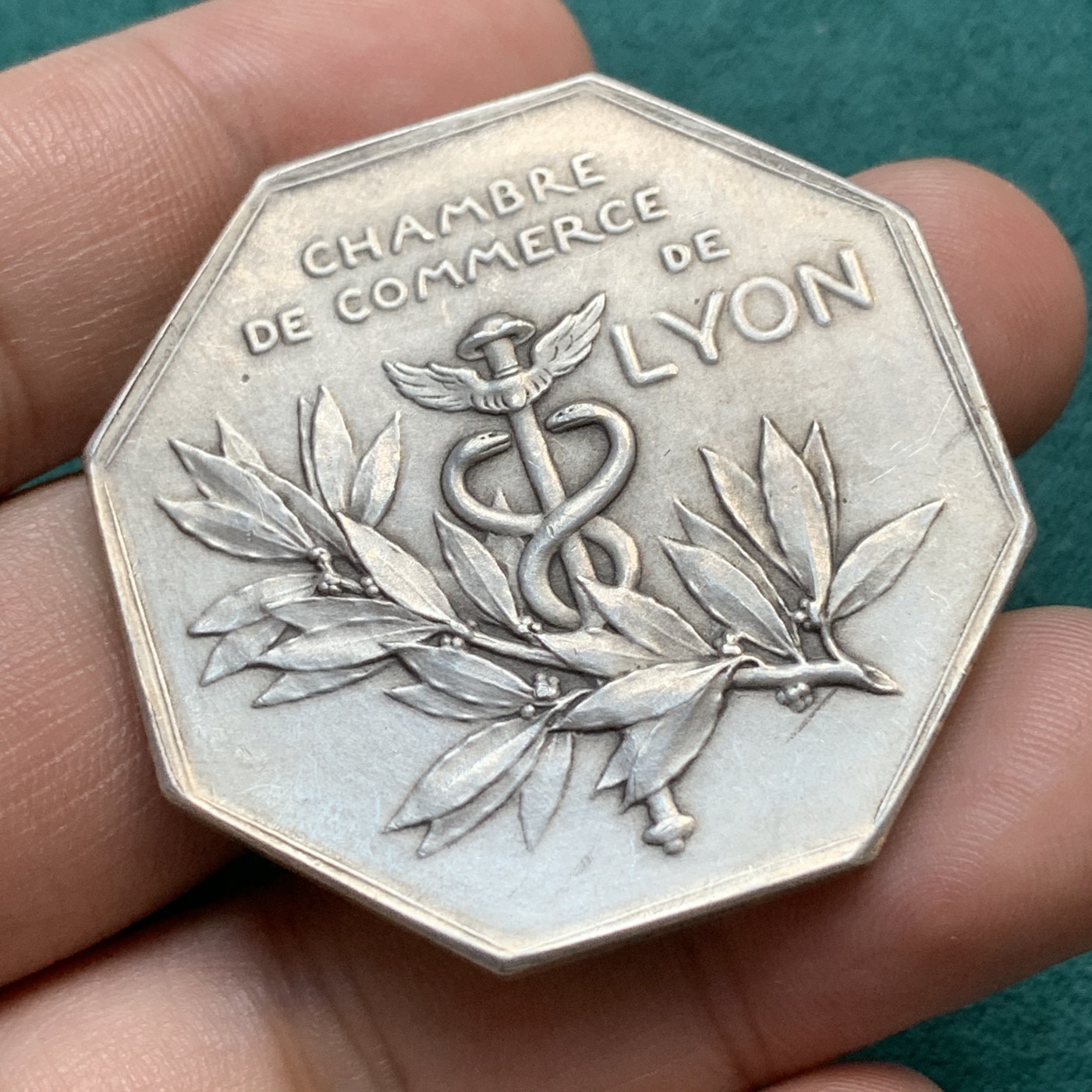 《竞宝斋》八角代币+章牌专场！第182场-周日，周一，周二 3场 (全场包邮) 法国八角银章，里昂商会，名家罗蒂作品，38.82g，41.8mm，丰饶角边铭，品相好