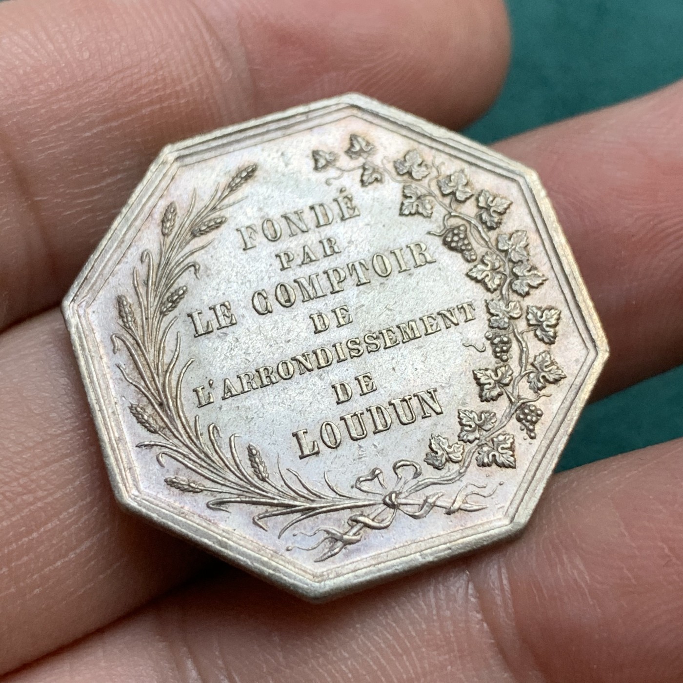 《竞宝斋》八角代币+章牌专场！第182场-周日，周一，周二 3场 (全场包邮) 法国1832之前希农地区省级银行 银质八角代币，9.53克29.3毫米 早期无边铭