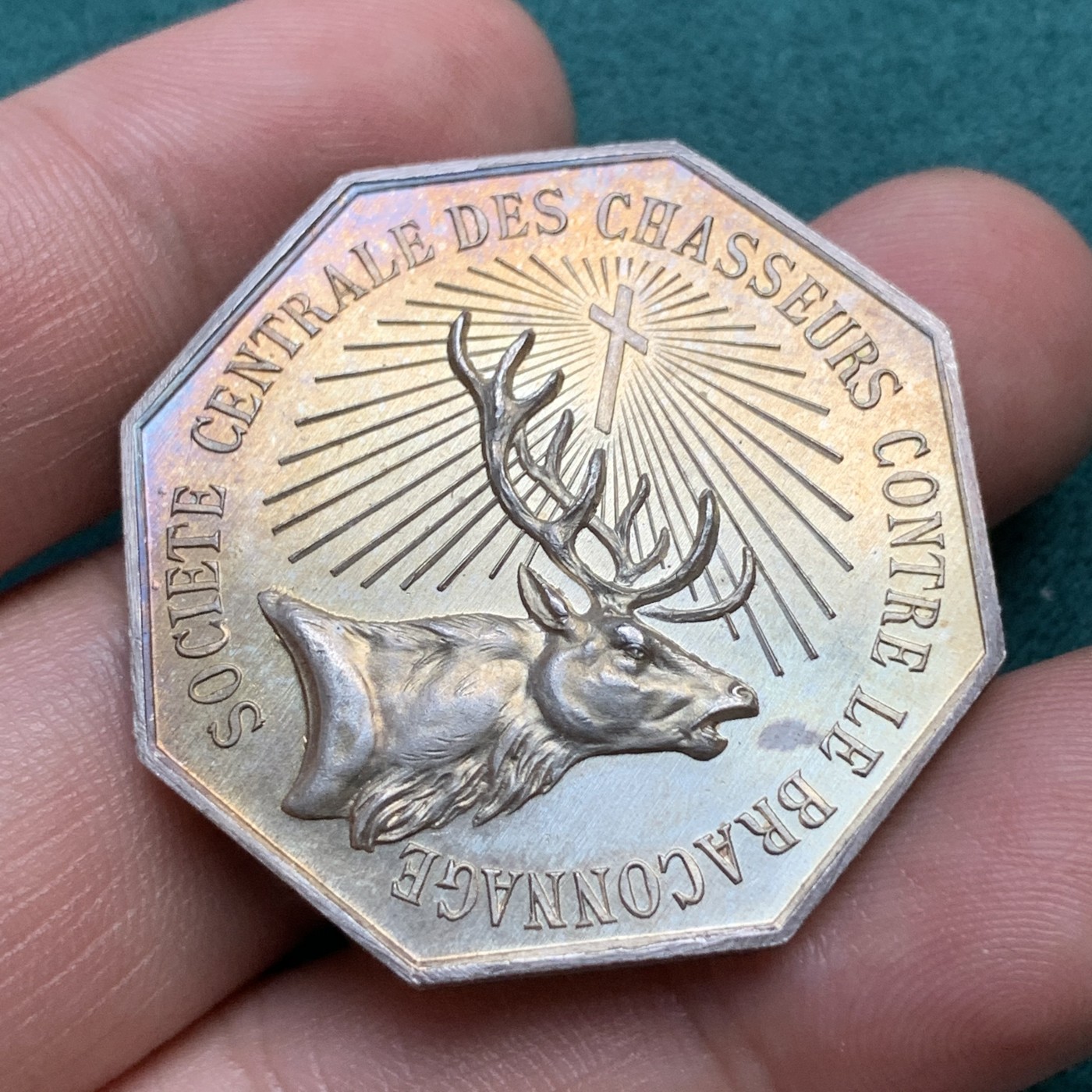 《竞宝斋》八角代币+章牌专场！第182场-周日，周一，周二 3场 (全场包邮) 法国1876年猎人反盗猎协会八角银质代币，正面为猎人保护神圣休伯特的雄鹿，背面空白留给会员刻上自己名字，21.19g，36.3mm，菱形+银标，含银95%，首见品种，带初铸纹，未流通