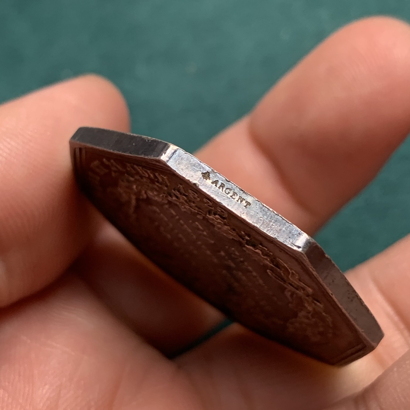 《竞宝斋》八角代币+章牌专场！第182场-周日，周一，周二 3场 (全场包邮) 法国人寿保险工会八角银章，蜜蜂Argent边铭，21.22克36.8mm，五彩包浆