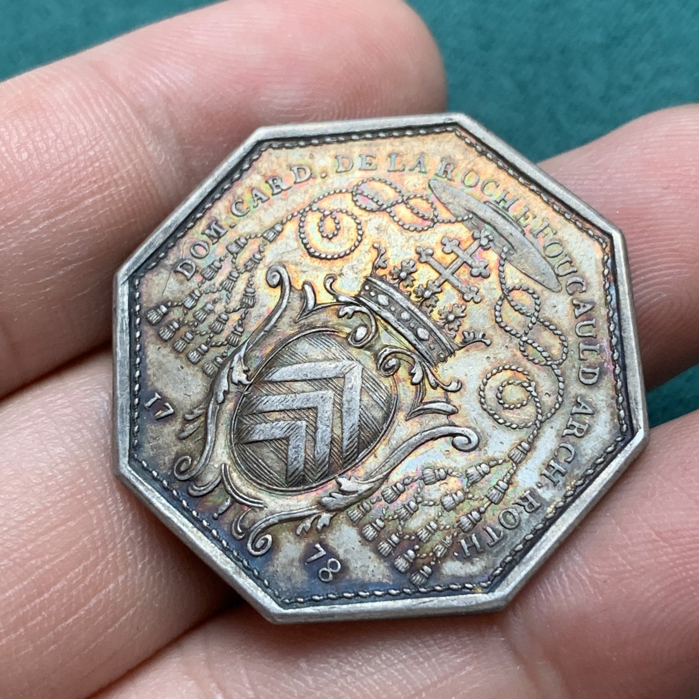 《竞宝斋》八角代币+章牌专场！第182场-周日，周一，周二 3场 (全场包邮) 法国1778年鲁昂拉罗什福科神职人员银质八角jeton，13.93g，33.2mm，早期无边铭，五彩包浆