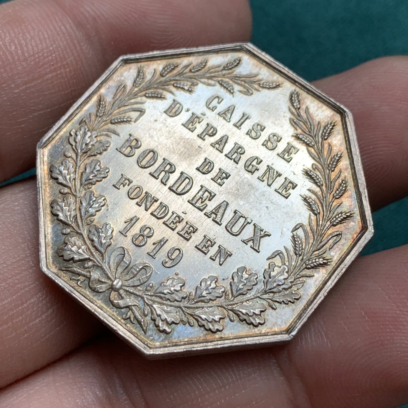 《竞宝斋》八角代币+章牌专场！第182场-周日，周一，周二 3场 (全场包邮) 少见的法国波尔多银行八角银质代币，20.17g，35.5mm，蜜蜂边铭，金黄包浆，底板漂亮