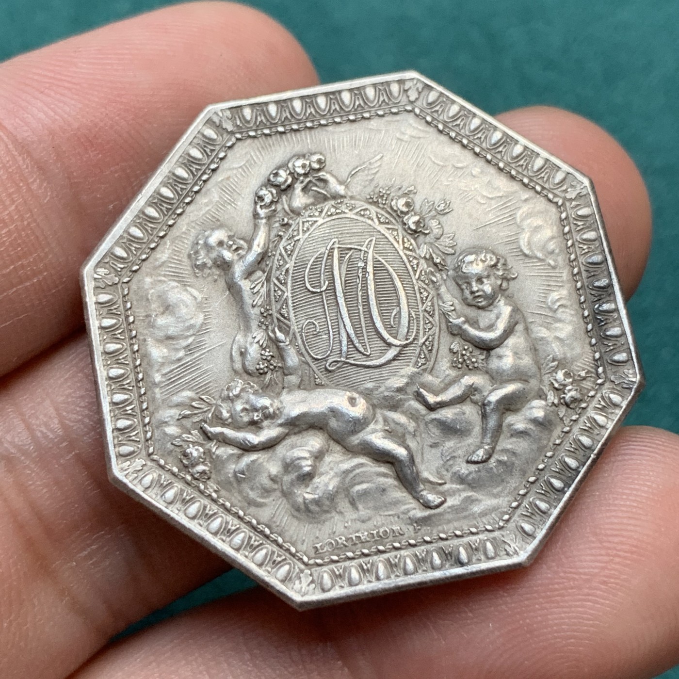 《竞宝斋》八角代币+章牌专场！第182场-周日，周一，周二 3场 (全场包邮) 法国爱情与婚姻纪念八角银质jeton，1727年路易·奥蒙和路易丝·珍妮·杜福特·杜拉斯结婚纪念，设计铸造了此名誉品八角，后19世纪后期到20世纪一直有铸造，此为19世纪后期铸造，丰饶角边铭，重16.94g，33.7mm