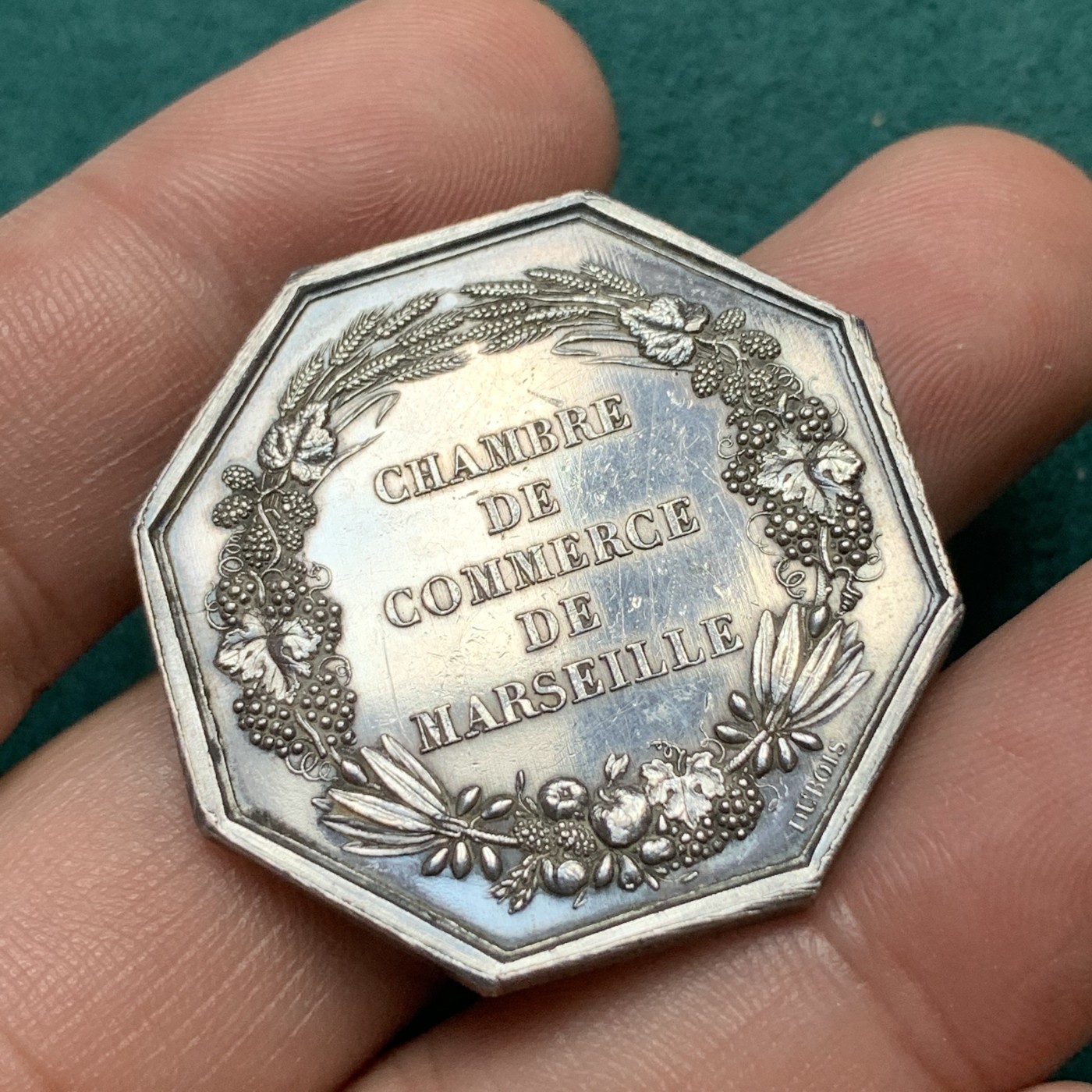 《竞宝斋》八角代币+章牌专场！第182场-周日，周一，周二 3场 (全场包邮) 法国马赛商会八角银质代币，18.47g，34.8mm，蜜蜂边铭