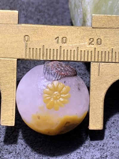 精美亚光高玉化冰飘战国红玛瑙手工俏色巧护花使者随形珠子一颗！ 精美亚光高玉化冰飘战国红玛瑙手工俏色巧护花使者随形珠子一颗！