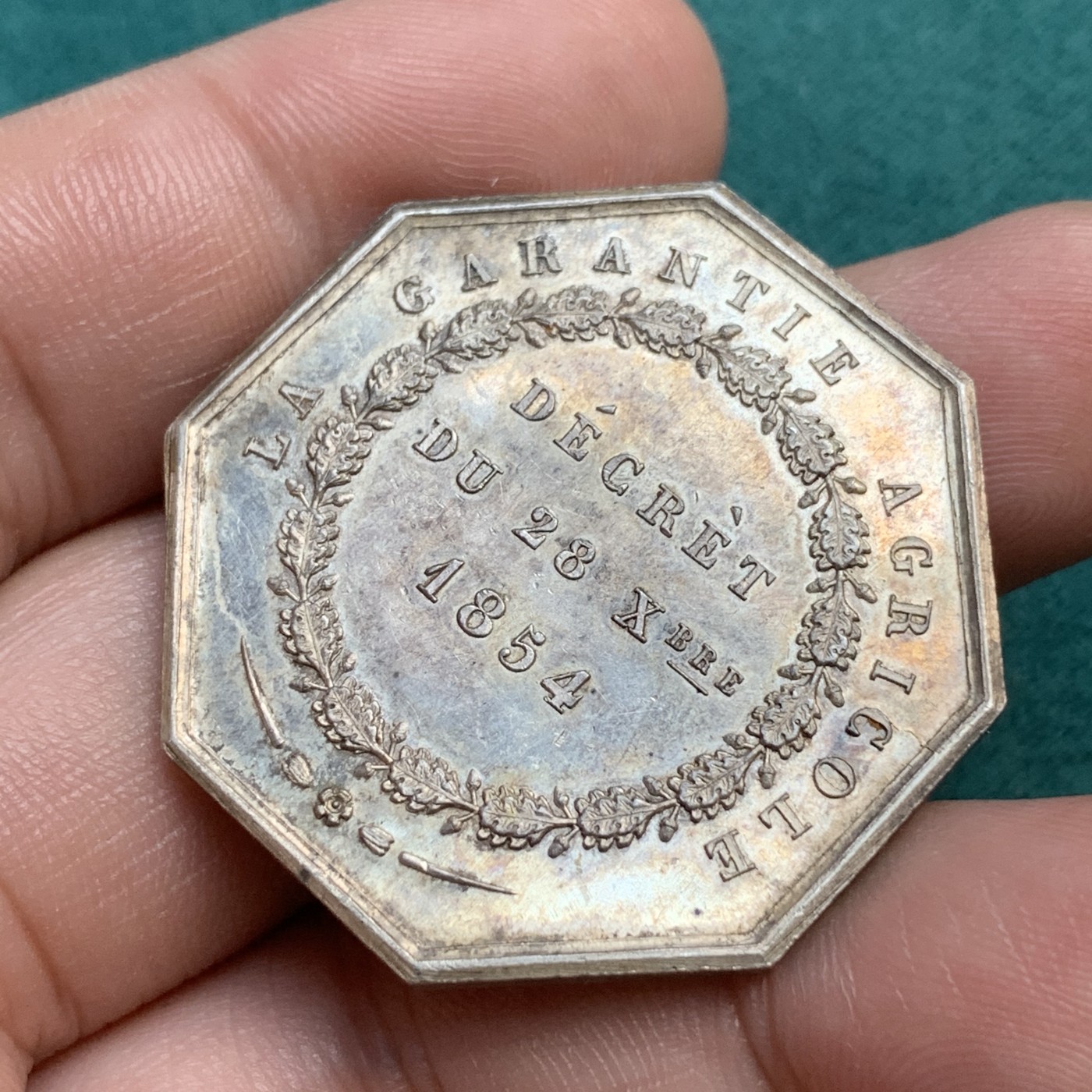 《竞宝斋》八角代币+章牌专场！第182场-周日，周一，周二 3场 (全场包邮) 法国冰雹互助保险公司八角银质代币，23.07g，36.5mm，丰饶角+1银标，金黄包浆