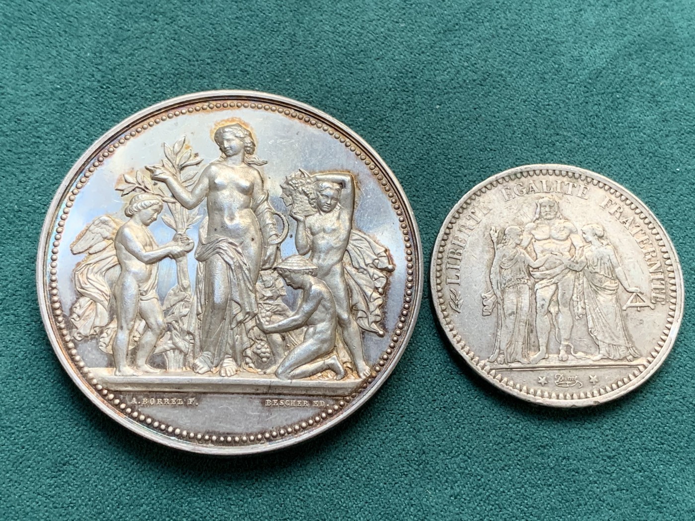 《竞宝斋》八角代币+章牌专场！第182场-周日，周一，周二 3场 (全场包邮) 法国黄金海岸园艺协会银章，71.2g，54.3mm，丰饶角边铭，品相完好，丝绸底光