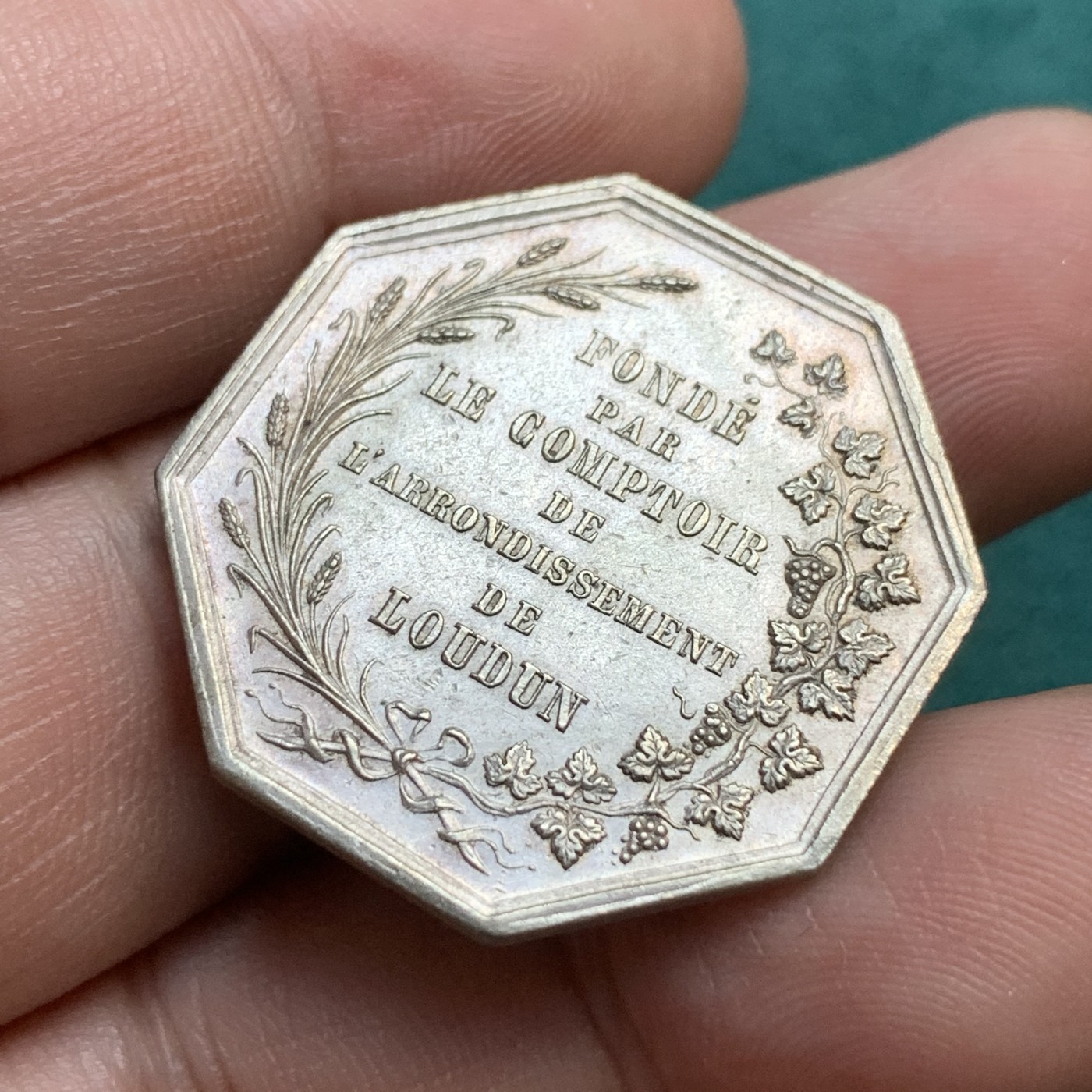 《竞宝斋》八角代币+章牌专场！第182场-周日，周一，周二 3场 (全场包邮) 法国1832之前希农地区省级银行 银质八角代币，9.53克29.3毫米 早期无边铭