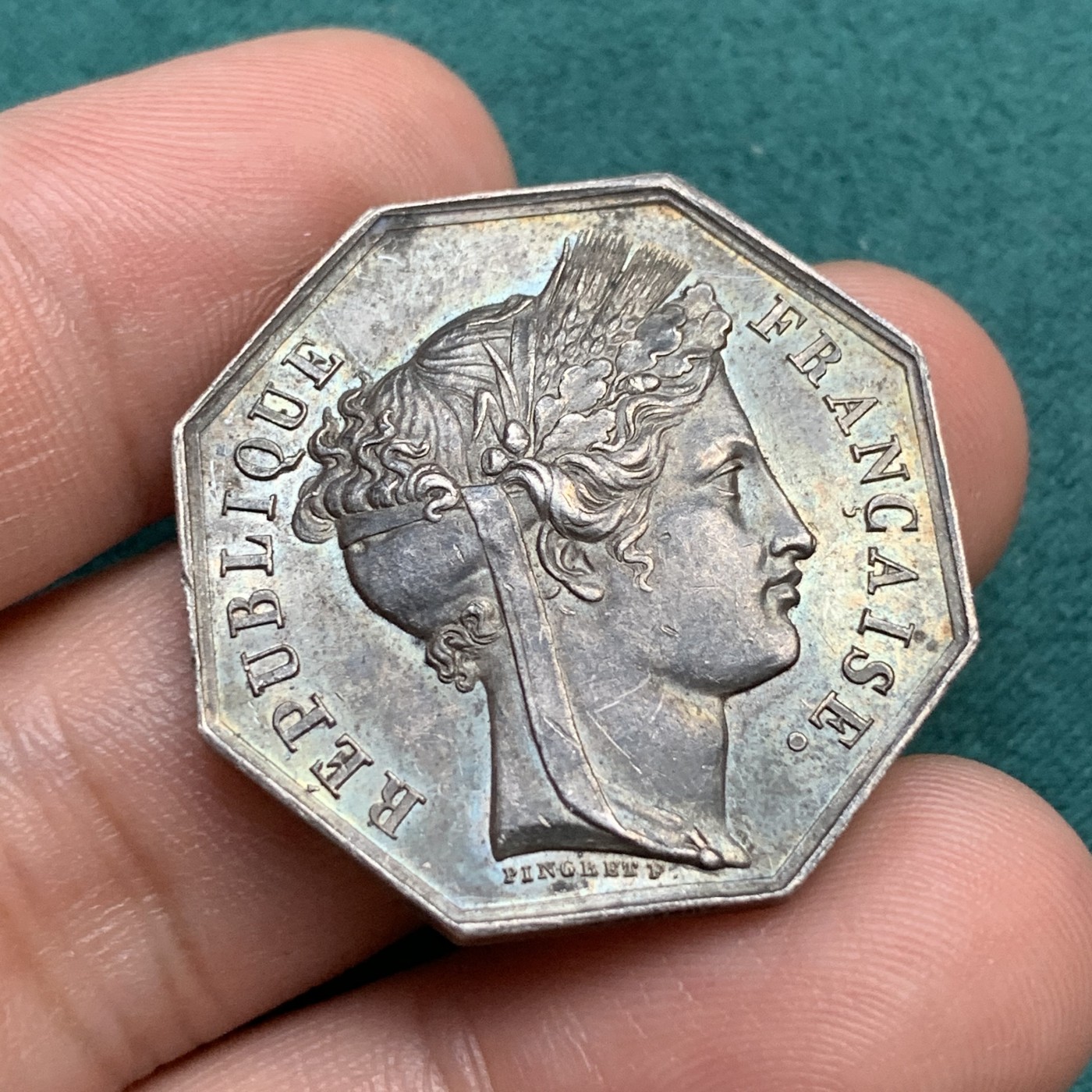 《竞宝斋》八角代币+章牌专场！第182场-周日，周一，周二 3场 (全场包邮) 法国1860-1879年 上塞纳省索城地区歌唱佣金银质八角代币，30.5mm对边直径，15.63g，蜜蜂边铭银标