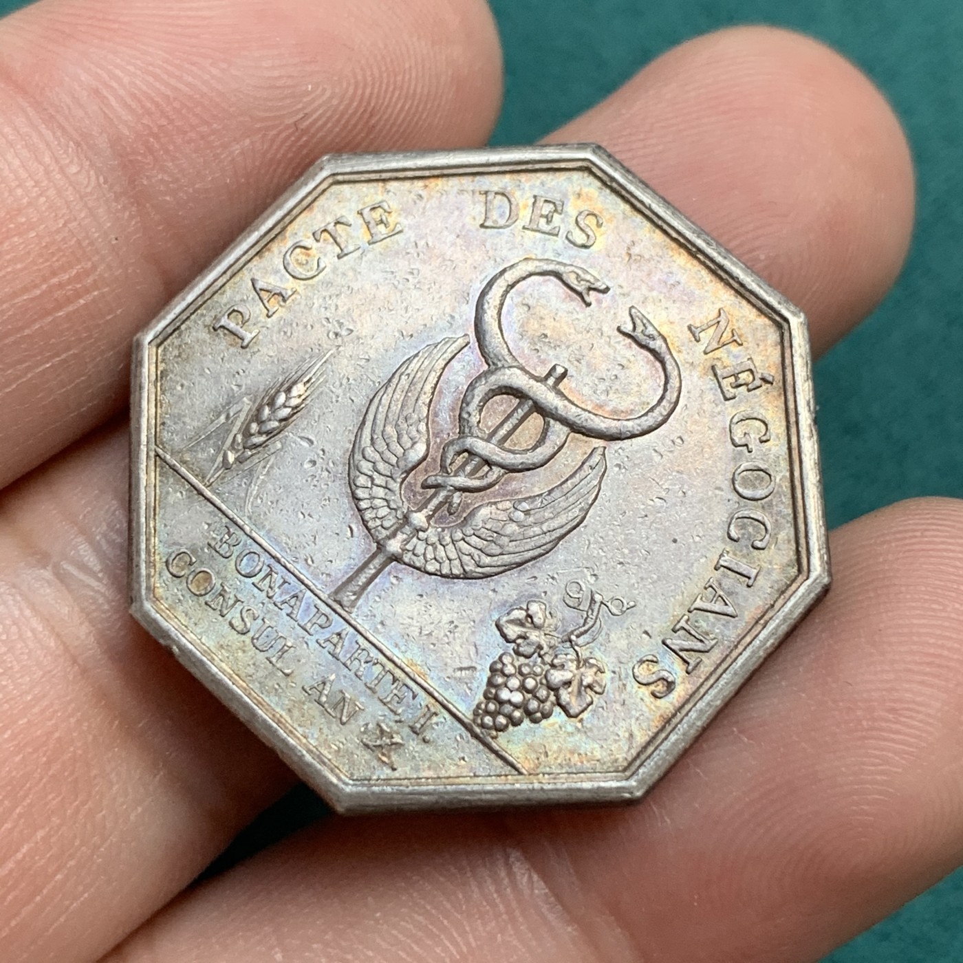 《竞宝斋》八角代币+章牌专场！第182场-周日，周一，周二 3场 (全场包邮) 法国塞纳河信贷银行银质八角代用币，13.71g，30.5mm早期无边铭，浑厚包浆