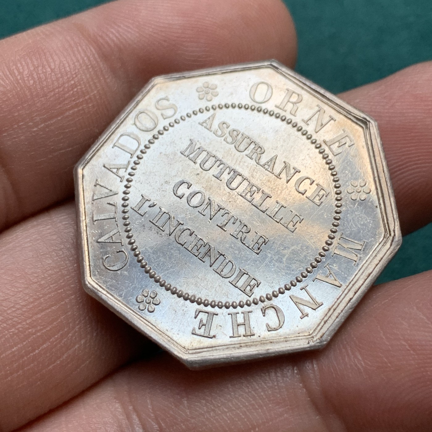 《竞宝斋》八角代币+章牌专场！第182场-周日，周一，周二 3场 (全场包邮) 法国八角银质代币，火灾互助保险，13.72g，31.9mm，手指边铭（1845-1860），