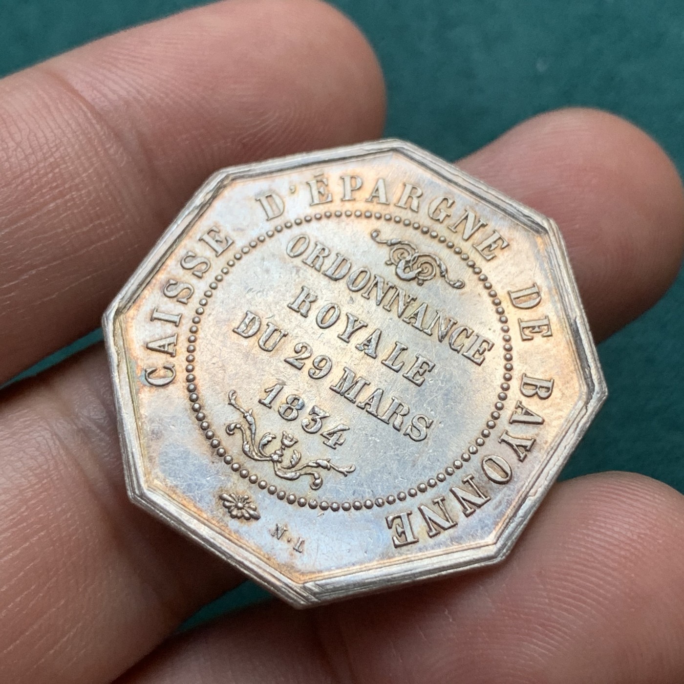 《竞宝斋》八角代币+章牌专场！第182场-周日，周一，周二 3场 (全场包邮) 法国1834年巴约讷储蓄银行JETON银质八角，13.29g，31.2mm，丰饶角边铭