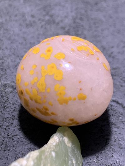 精美冰飘战国红玛瑙雕刻手工俏色巧雕亲嘴鱼把件（吊坠）一个， 精美冰飘战国红玛瑙雕刻手工俏色巧雕亲嘴鱼把件（吊坠）一个，