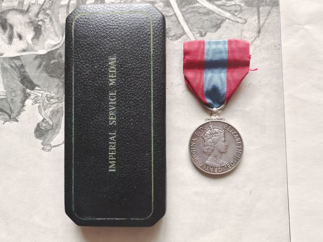 老威廉第三次麦稀奇拍卖 英国伊丽莎白二世版帝国服务奖章带盒，章体银质