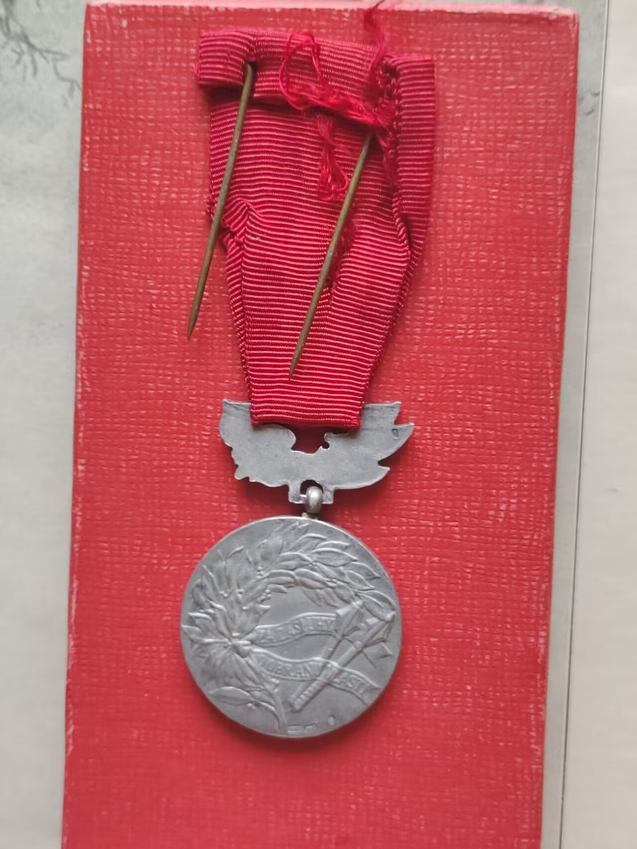 老威廉第三次麦稀奇拍卖 捷克斯洛伐克保卫祖国功绩奖章带盒，成立于1955年，背面铭文意为：保卫祖国的功绩