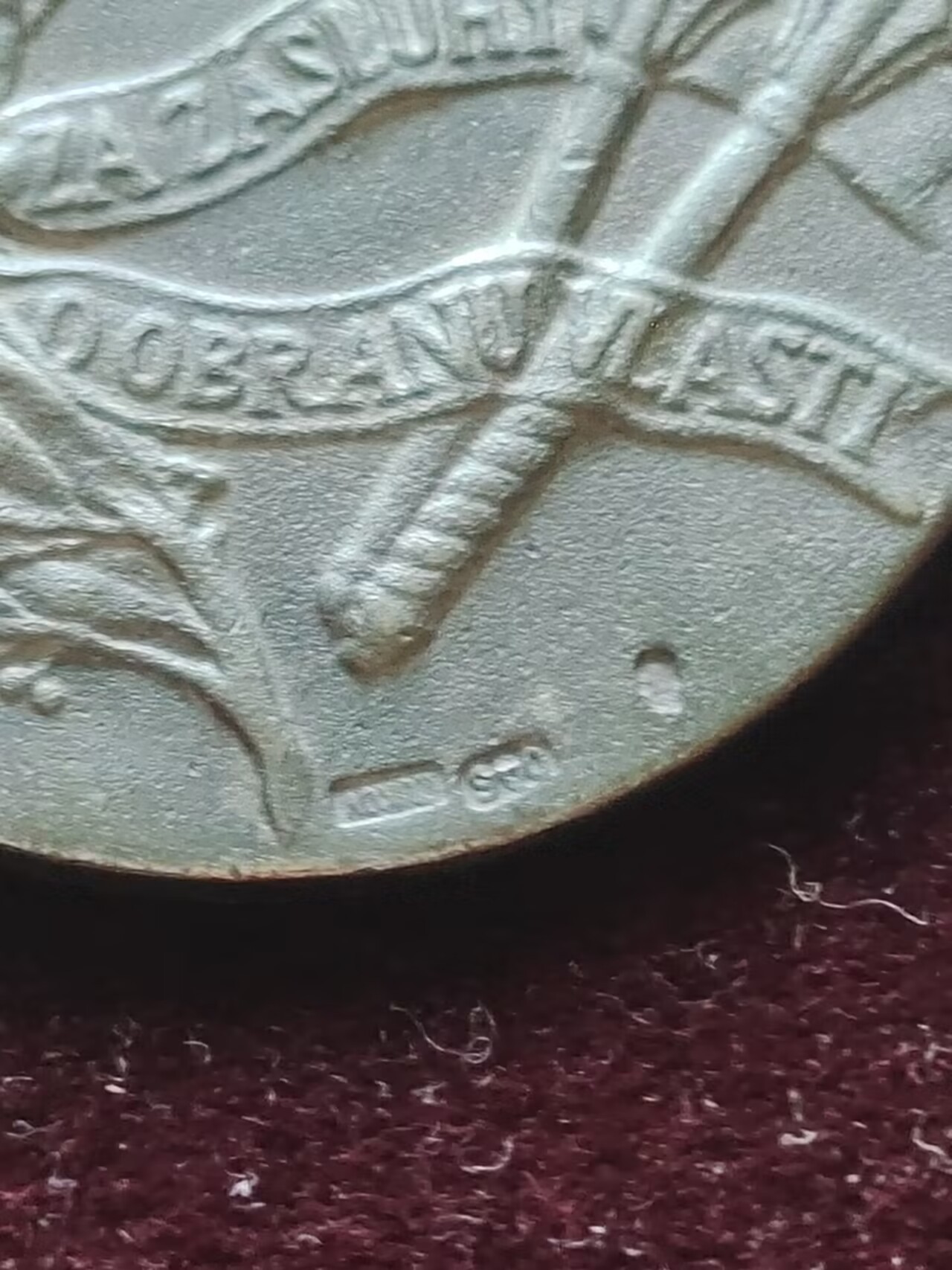 老威廉第三次麦稀奇拍卖 捷克斯洛伐克保卫祖国功绩奖章带盒，成立于1955年，背面铭文意为：保卫祖国的功绩