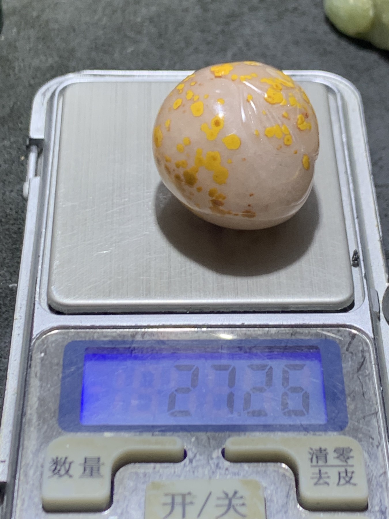 精美冰飘战国红玛瑙雕刻手工俏色巧雕亲嘴鱼把件（吊坠）一个，
