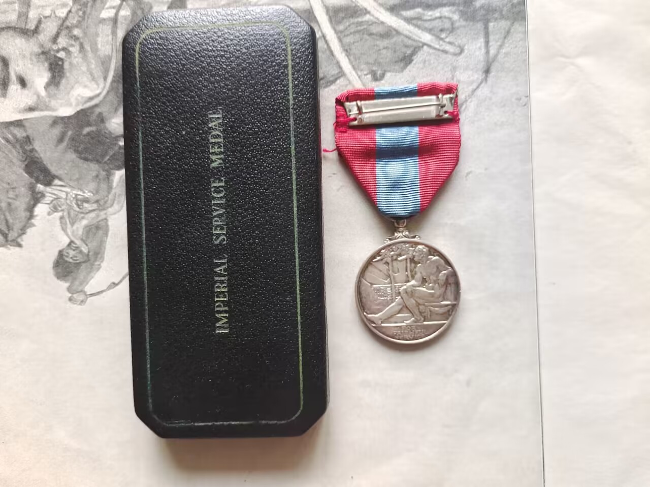 老威廉第三次麦稀奇拍卖 英国伊丽莎白二世版帝国服务奖章带盒，章体银质