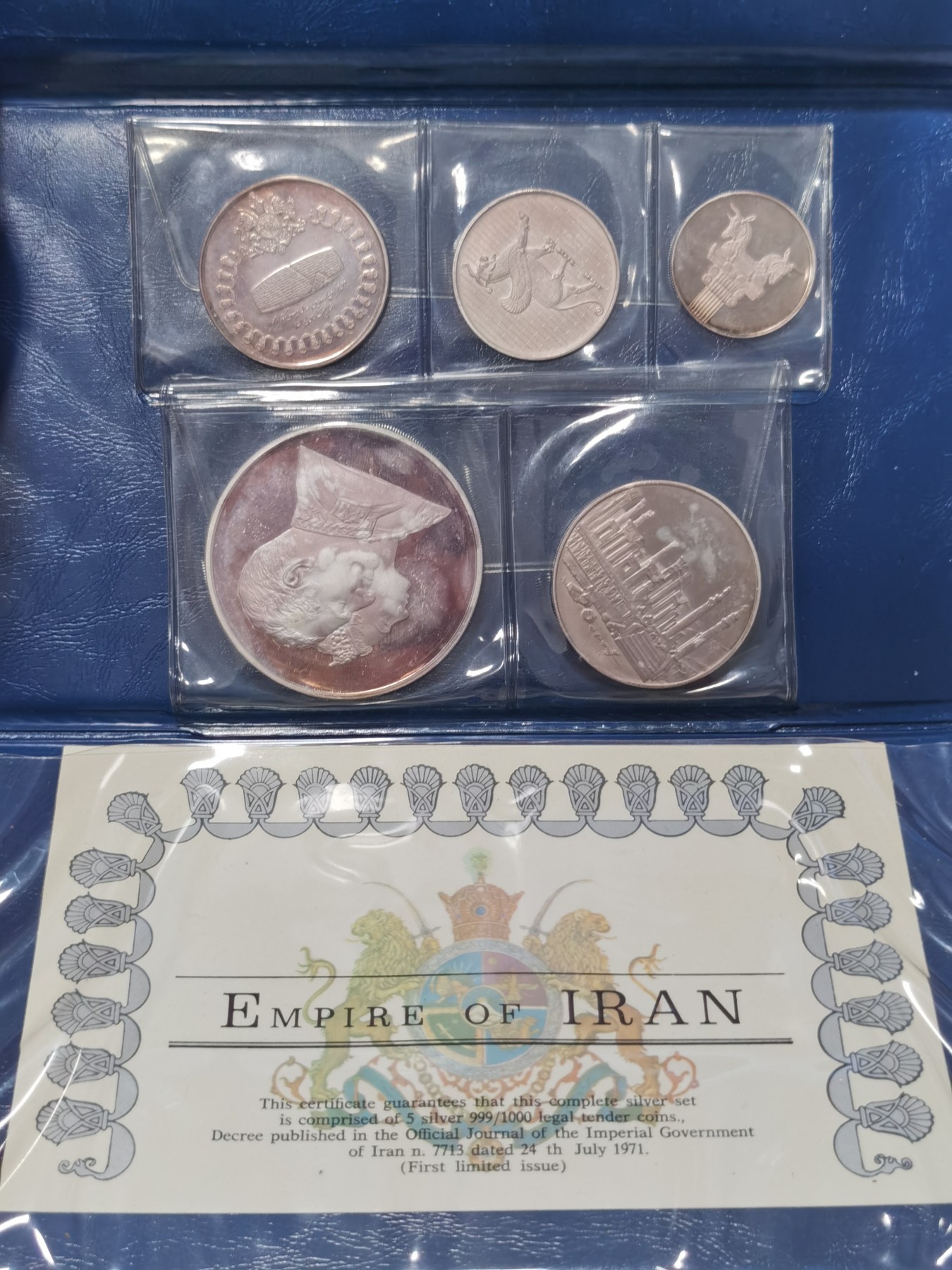 博洋堂世界钱币拍卖第034期（全场包邮） 1971伊朗波斯帝国2500年大钱包5枚一套精制银币，这种原装非常难得了
