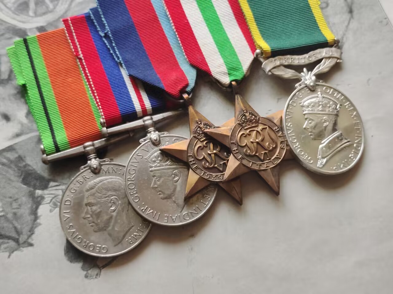 老威廉第三次麦稀奇拍卖 英国二战个人套，包含1939-45之星、意大利之星、本土防御奖章、1939-45战争奖章和效率奖章