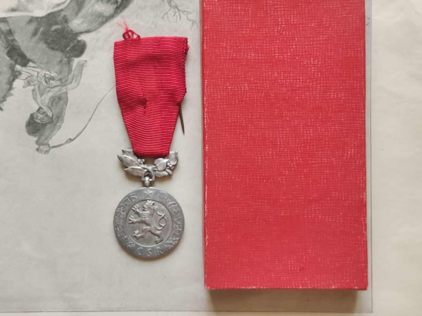 老威廉第三次麦稀奇拍卖 捷克斯洛伐克保卫祖国功绩奖章带盒，成立于1955年，背面铭文意为：保卫祖国的功绩