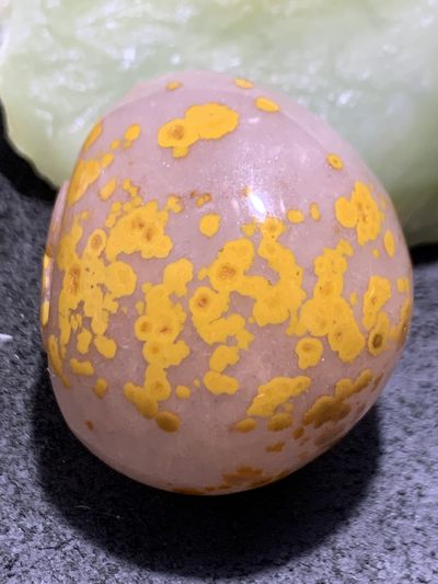 精美冰飘战国红玛瑙雕刻手工俏色巧雕亲嘴鱼把件（吊坠）一个， 精美冰飘战国红玛瑙雕刻手工俏色巧雕亲嘴鱼把件（吊坠）一个，