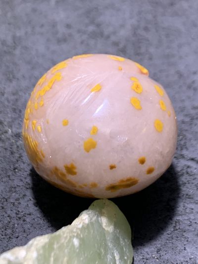 精美冰飘战国红玛瑙雕刻手工俏色巧雕亲嘴鱼把件（吊坠）一个， 精美冰飘战国红玛瑙雕刻手工俏色巧雕亲嘴鱼把件（吊坠）一个，