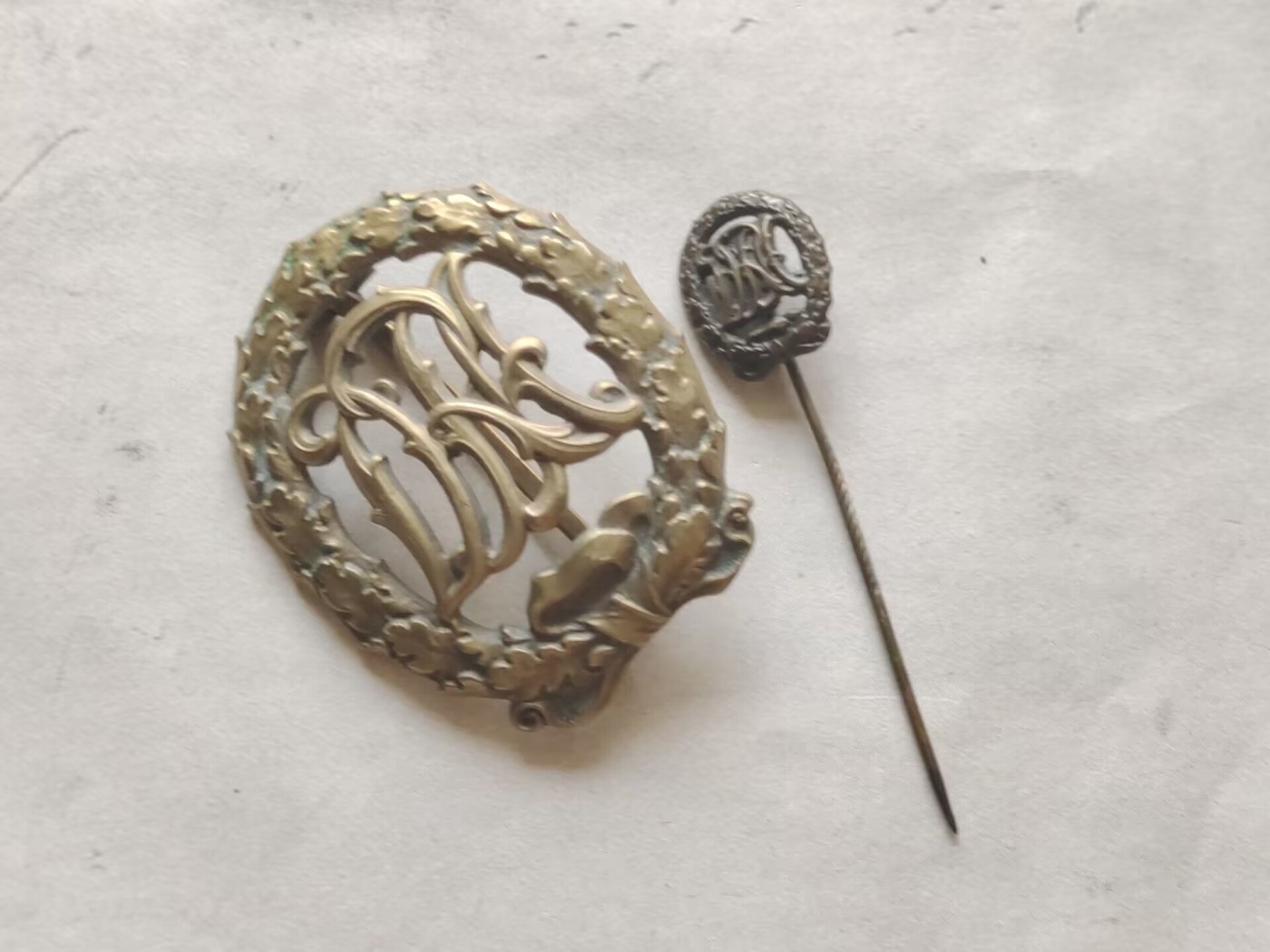 老威廉第三次麦稀奇拍卖 魏玛铜级体能证章带迷你插针  (厂标H.WERNSTEIN JENA，带DRGM帝国专利局标)