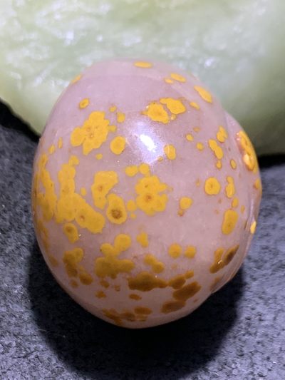 精美冰飘战国红玛瑙雕刻手工俏色巧雕亲嘴鱼把件（吊坠）一个， 精美冰飘战国红玛瑙雕刻手工俏色巧雕亲嘴鱼把件（吊坠）一个，