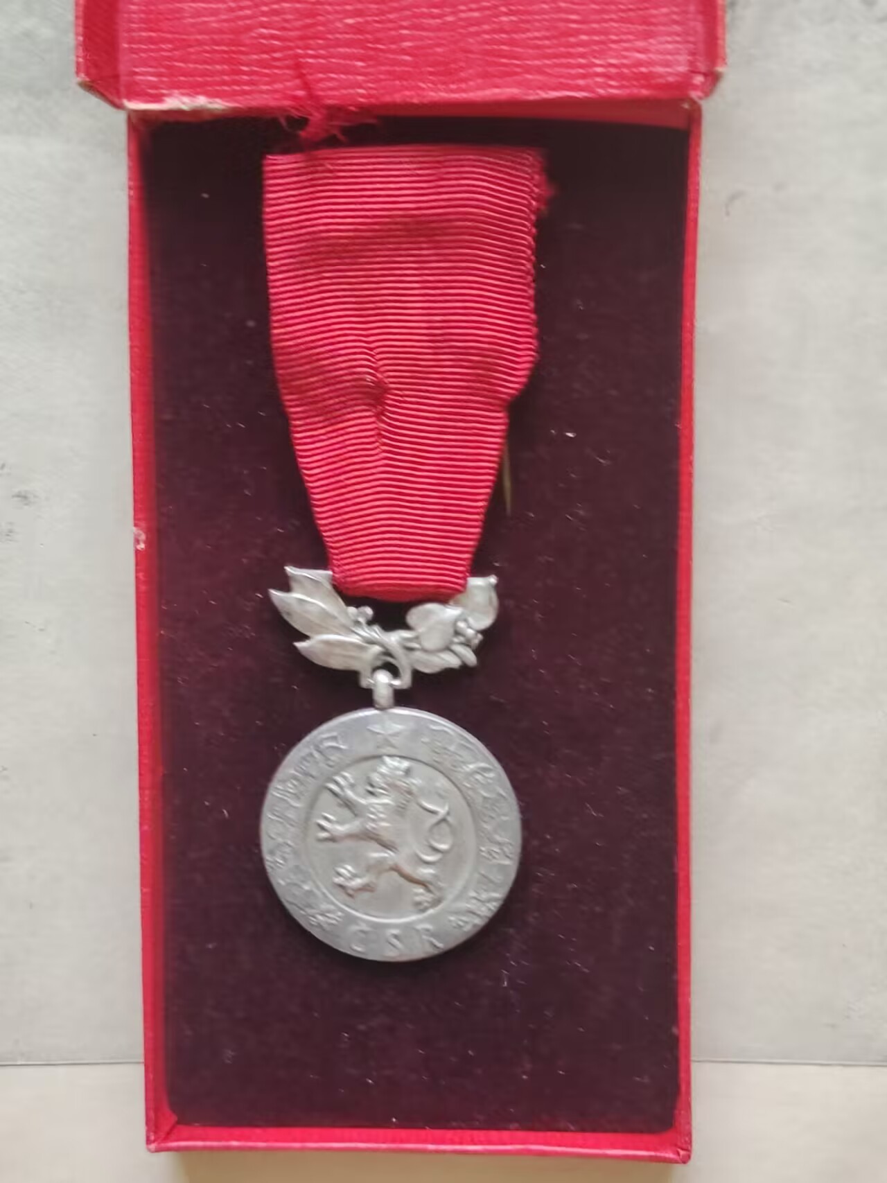 老威廉第三次麦稀奇拍卖 捷克斯洛伐克保卫祖国功绩奖章带盒，成立于1955年，背面铭文意为：保卫祖国的功绩