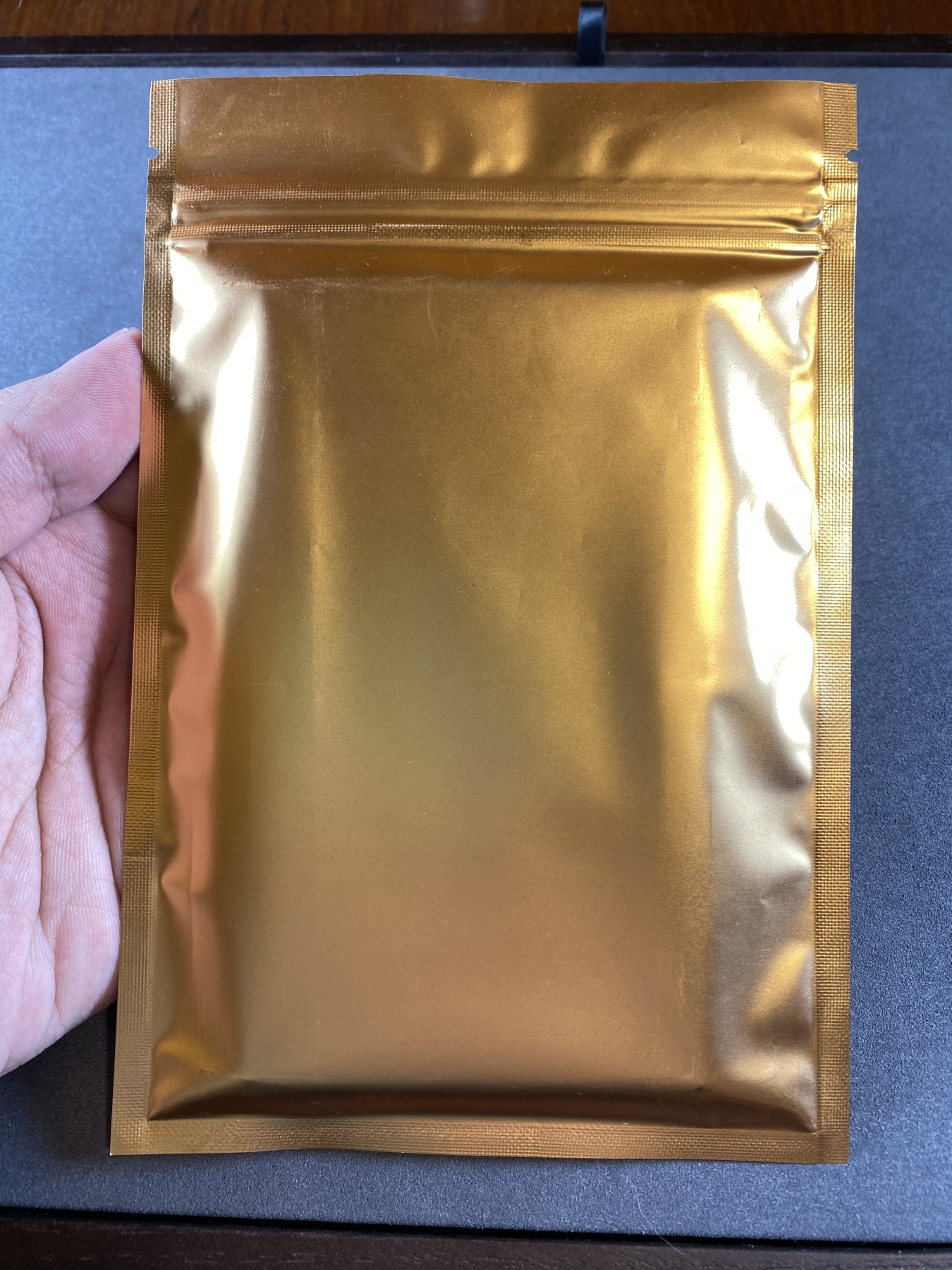 万国钱币拍卖第012期（视频直播专场） 2023年麦稀奇首届世界钱币展纪念银卡，2克999银，全新未拆，编号未知，体验拆盲盒的快感。