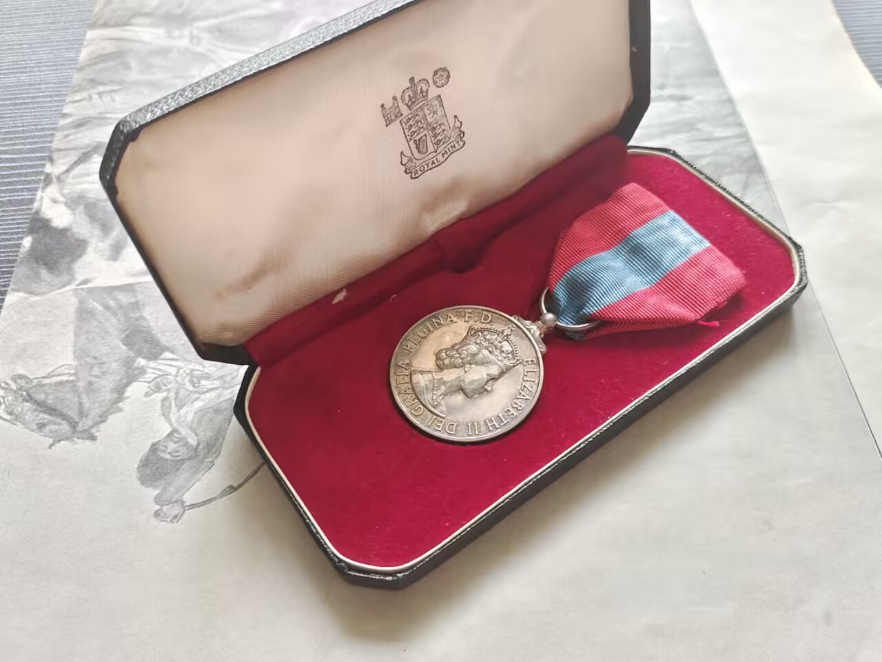 老威廉第三次麦稀奇拍卖 英国伊丽莎白二世版帝国服务奖章带盒，章体银质