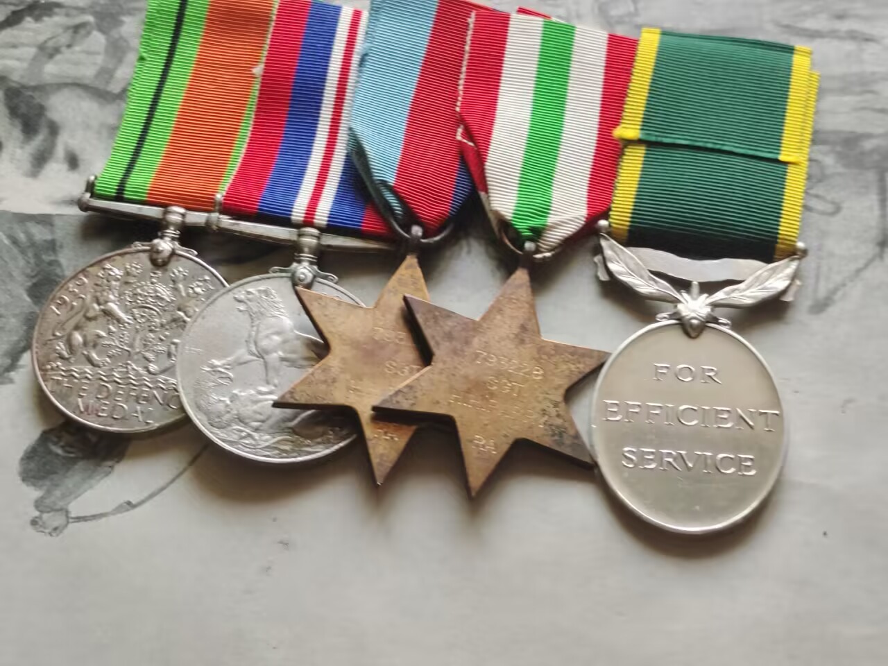 老威廉第三次麦稀奇拍卖 英国二战个人套，包含1939-45之星、意大利之星、本土防御奖章、1939-45战争奖章和效率奖章