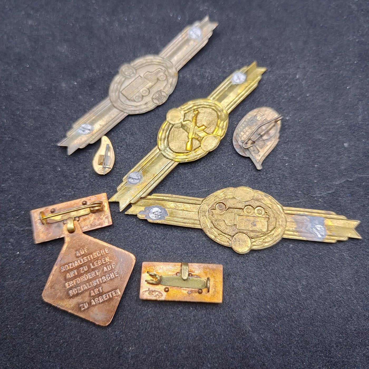 全场0元起拍 第73期 咸鱼国勋章拍卖专场 7月16日（周日）下午6：00开始 东德徽章一组