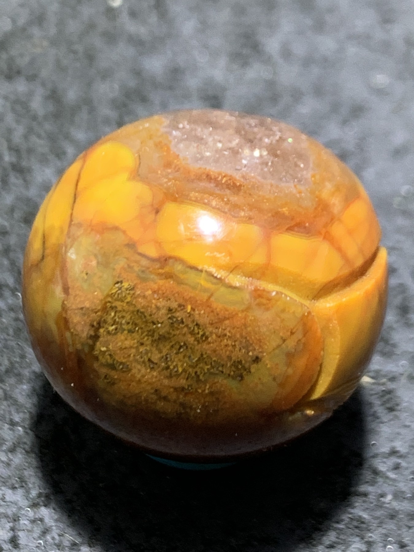 精美亚光草花纹战国红玛瑙手工俏色巧雕鹰2.0珠子一颗！