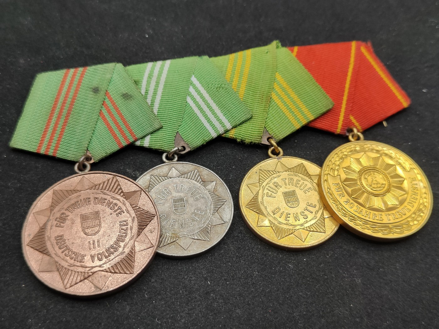 全场0元起拍 第73期 咸鱼国勋章拍卖专场 7月16日（周日）下午6：00开始 东德勋章四连挂